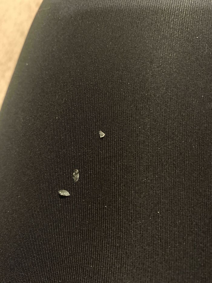 Llevo dos semanas encontrando fragmentos diminutos de vidrio en mi dormitorio