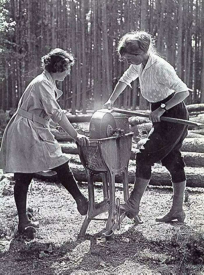 Dos mujeres afilando un hacha, 1918