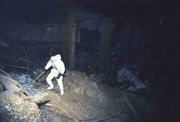 Científico en la zona más radiactiva de Chernobyl, 1986