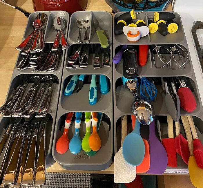 This Compact Utensil Organizer Is The Space Saving Sollution We Have All Been Holding Out For 