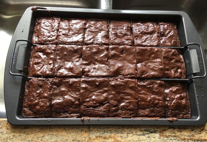 This slice Solutions Brownie Pan Is Like An Ice-Tray For Your Baked Goods, Ensuring That Every Piece Is A Corner Piece!