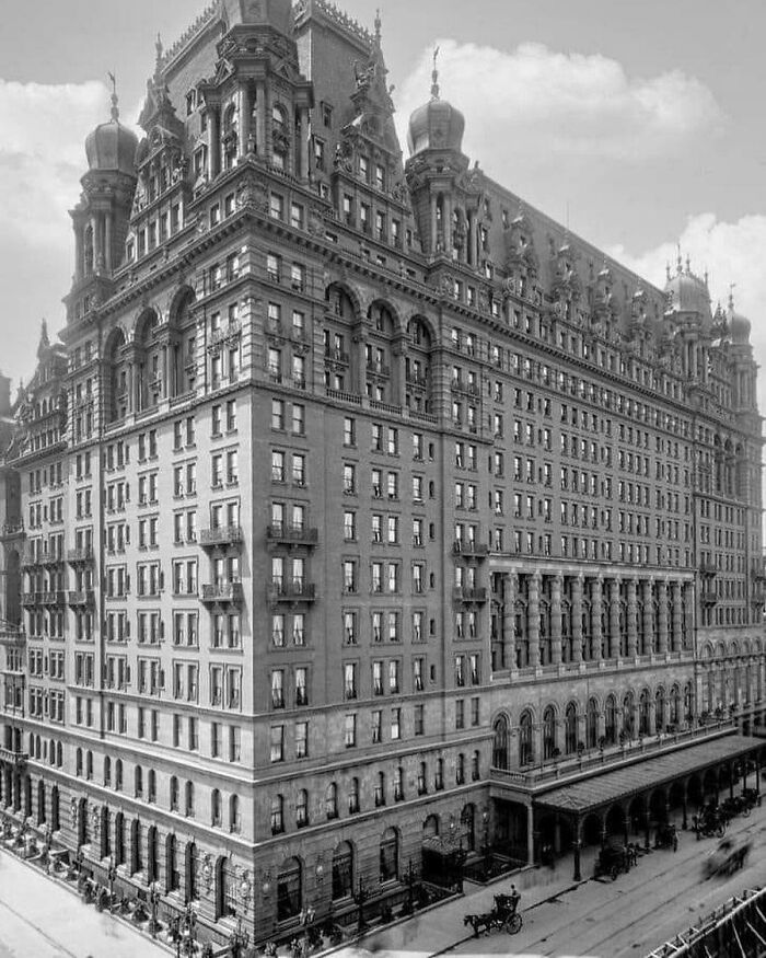 The Waldorf-Astoria Hotel In C. 1900. The Hotel Was Demolished In 1929 And Replaced By The Empire State Building. New York City, USA