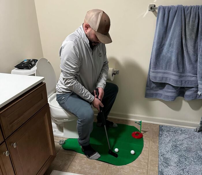  Toilet Mini Golf : Finally The Guys Have A Reason For Being In There For So Long