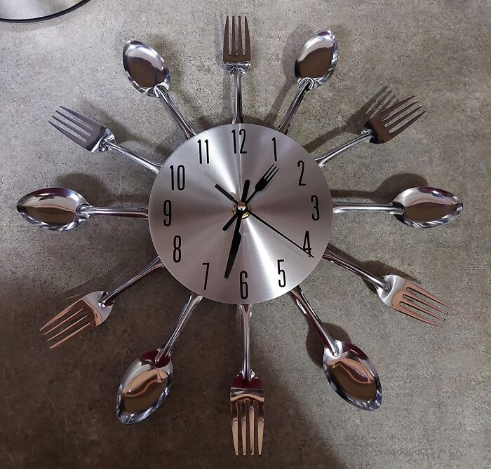 Know Exactly When It Is Dinner Time Thanks To This Cutlery Wall Clock!