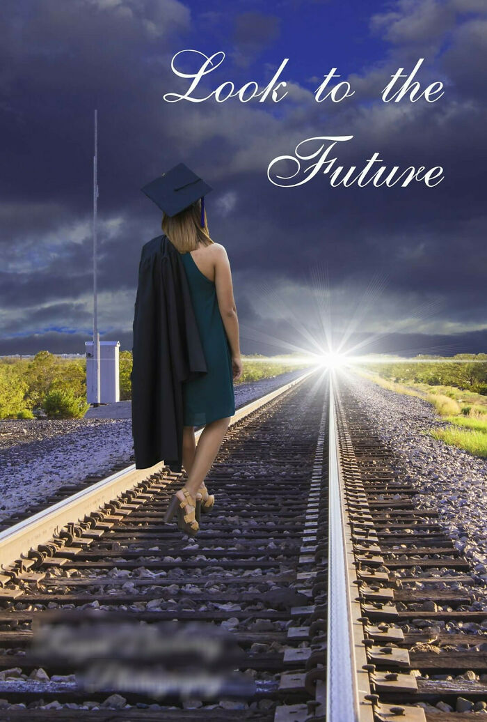 Este anuncio de fotos de graduación en el que te va a atropellar un tren mientras caminas por la vía