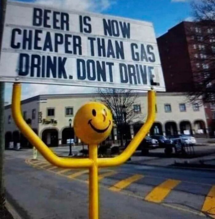 La cerveza ahora es más barata que la gasolina. Bebe, no conduzcas