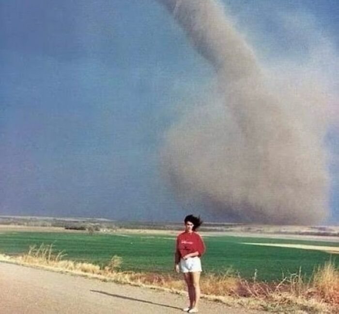 The Story Of The 1989 “Tornado Girl”, One Of The Most Iconic Weather Pictures Ever Taken