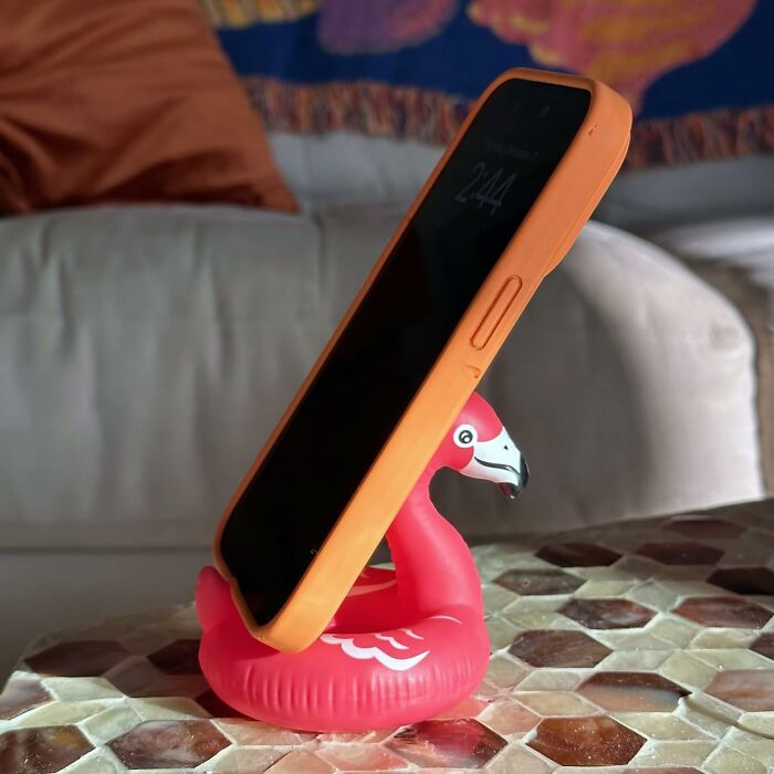 A Flamingo Phone Stand Will Give You That Summer Feeling While You Are At Work