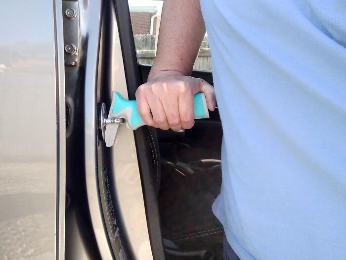  Vive Car Handle Assist : A Tiny Tool To Help You Manoeuvre In And Out Of The Car