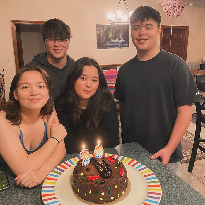 Kate Gosselin Shares Pic Of Sextuplets For Their 20th Birthday, But Fans Note Painful Implication