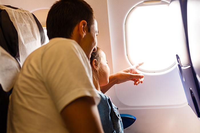 “My Seat Is My Seat”: People Appalled By Dad’s Deceptive Tactics To Sit Next To Kids On Plane