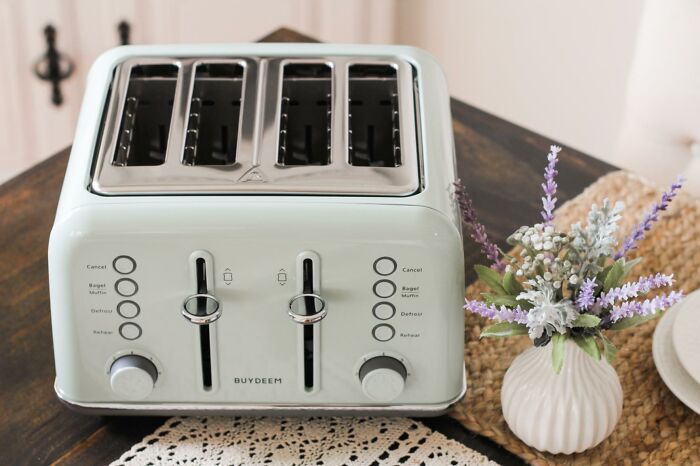 This Retro 4-Slice Toaster Just Reminds Us Of The Good Old Days