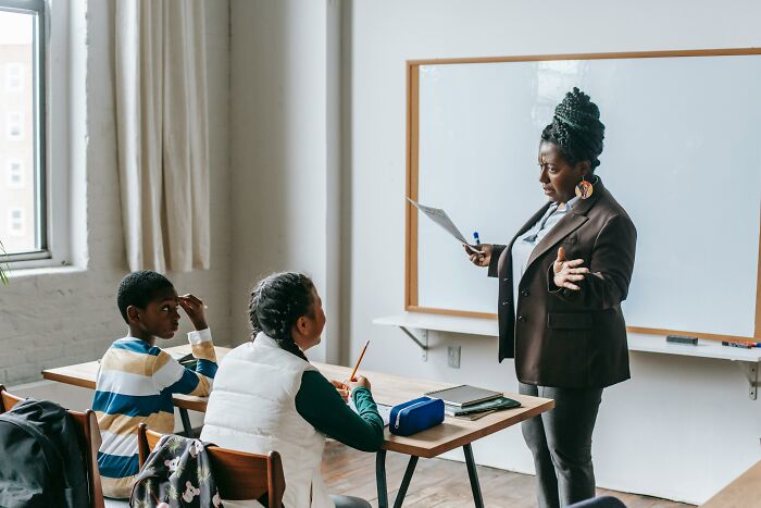 “I’m Somebody’s Grandma Now”: 32 Situations That Left School Teachers Stumped Right In The Classroom