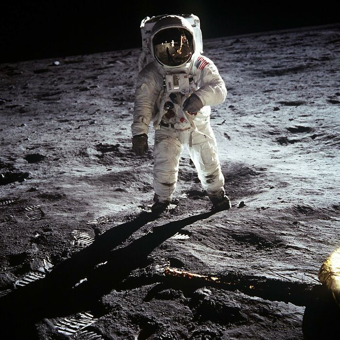 "Solo 12 personas han caminado sobre la Luna. ¿Que es algo que menos gente aún haya hecho?": 23 respuestas