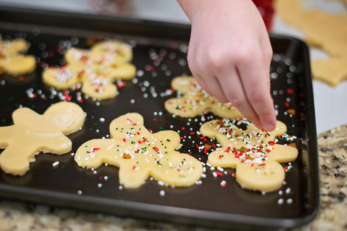 Teen Shows Off His GF’s Scrap Book Of 100 Desserts He Baked For Her, Family Is Furious