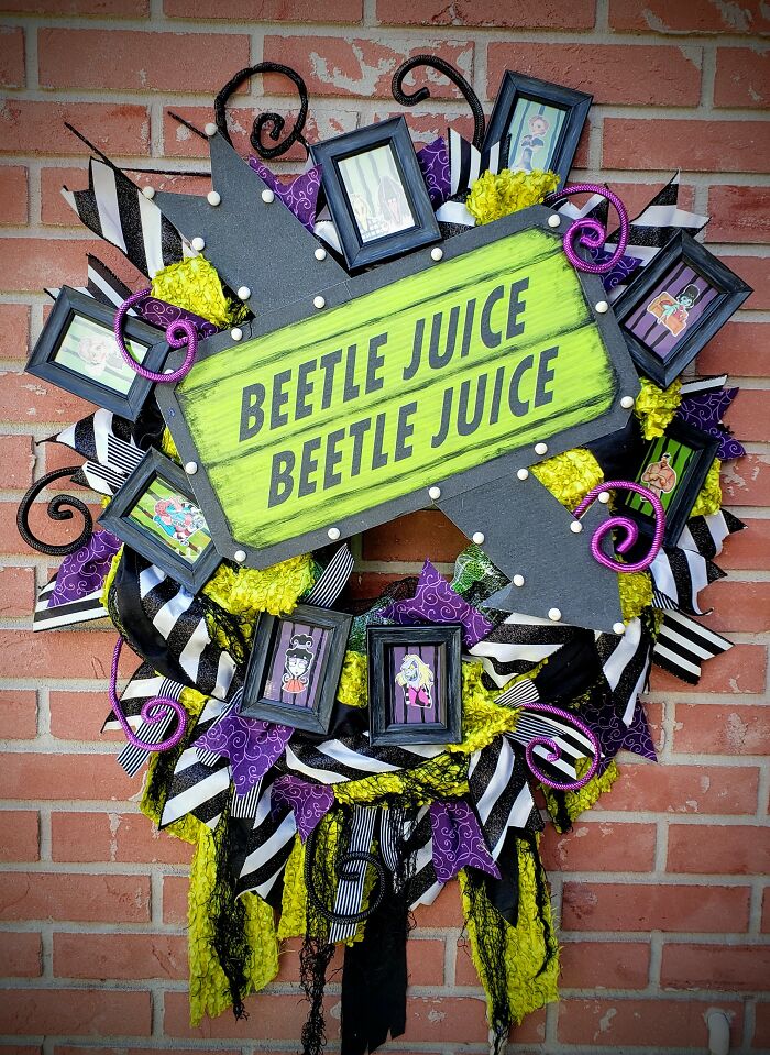 Beetlejuice Decorations: Large Wreath With Lighted Marquee And Your Favorite Characters Framed