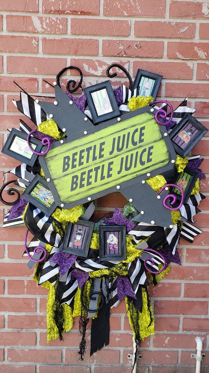 Beetlejuice Decorations: Large Wreath With Lighted Marquee And Your Favorite Characters Framed