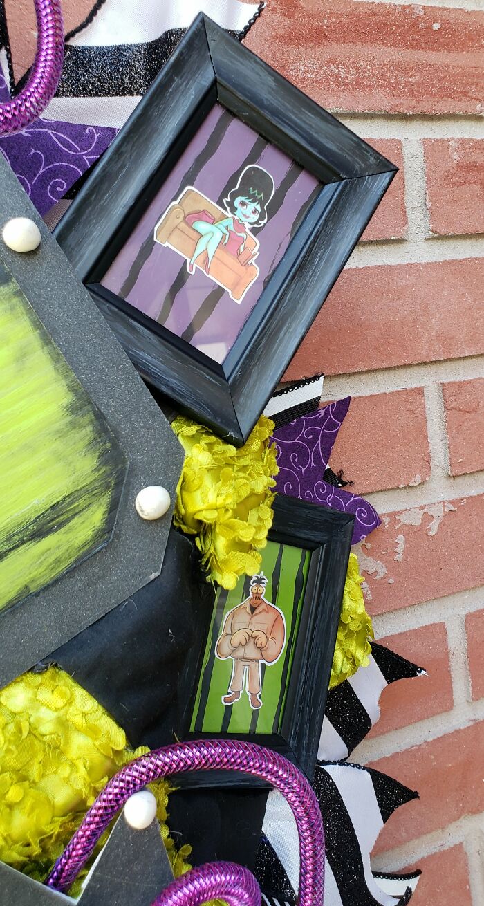 Beetlejuice Decorations: Large Wreath With Lighted Marquee And Your Favorite Characters Framed