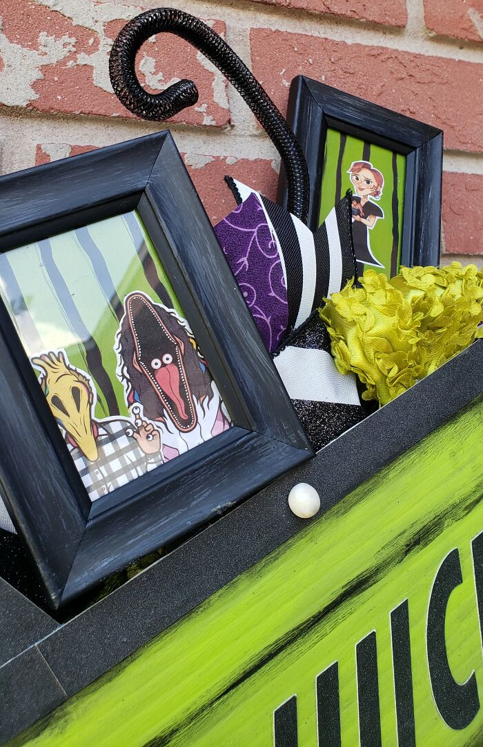 Beetlejuice Decorations: Large Wreath With Lighted Marquee And Your Favorite Characters Framed