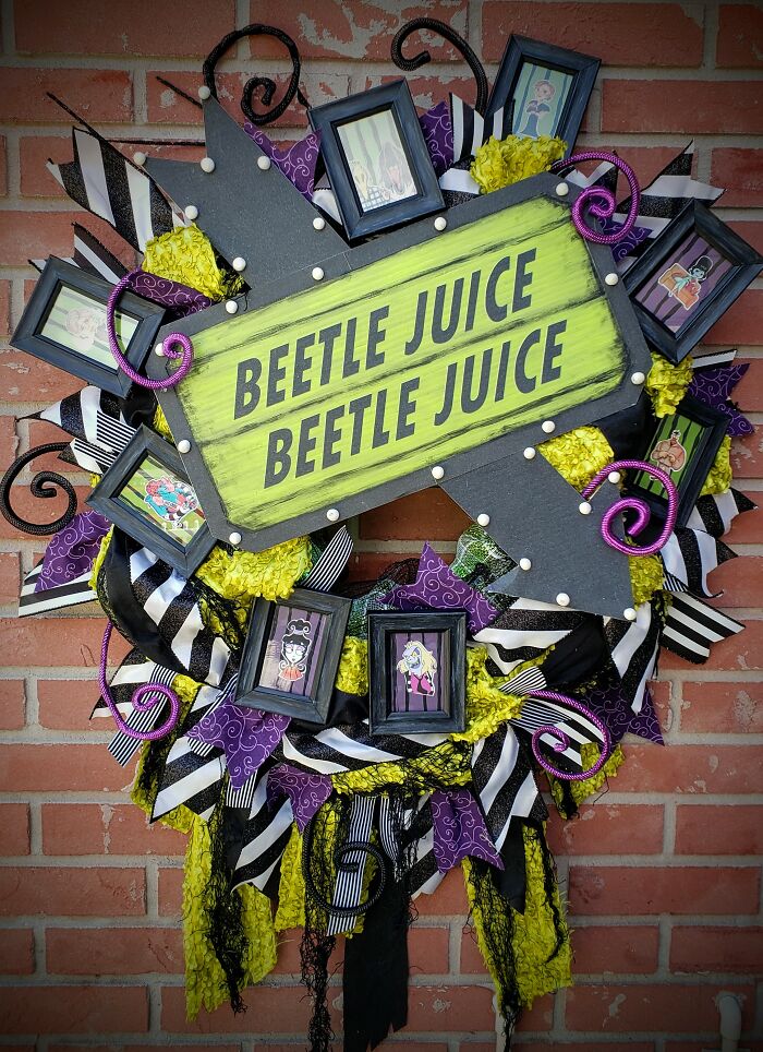 Beetlejuice Decorations: Large Wreath With Lighted Marquee And Your Favorite Characters Framed