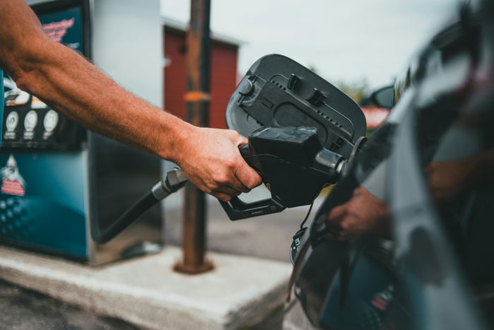 Guy Hitting On Gas Station Clerk Didn’t Know He Got Recorded, Gives Netizens The Heebie Jeebies 