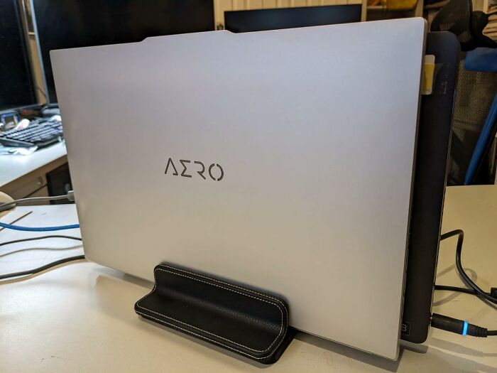  Vertical Laptop Stand : Free Up Some Desk Space For Lunchtime
