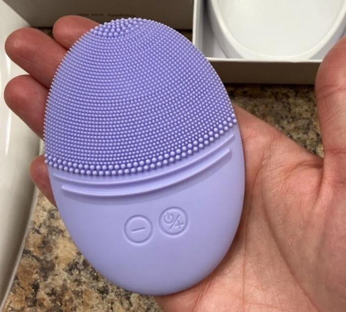 Get All Those Airplane Germs Off Your Face With This Facial Cleansing Brush 