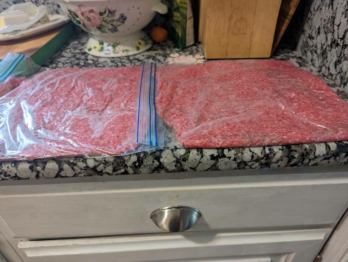Aplana la carne molida lo más que puedas para guardarla fácilmente en el congelador y descongelarla rápidamente