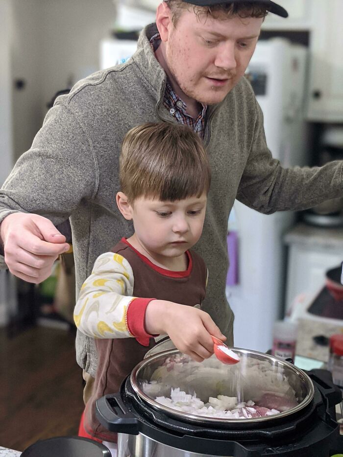 Enseña a tus hijos a cocinar desde pequeños e involúcralos en la preparación de las comidas. Serán menos quisquillosos con la comida y elegirán alimentos más saludables en el futuro