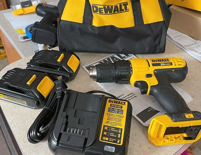 Cordless Drill/Driver Kit : For The Dad Who Needs To Fix Up Your Dorm Room In The Fall