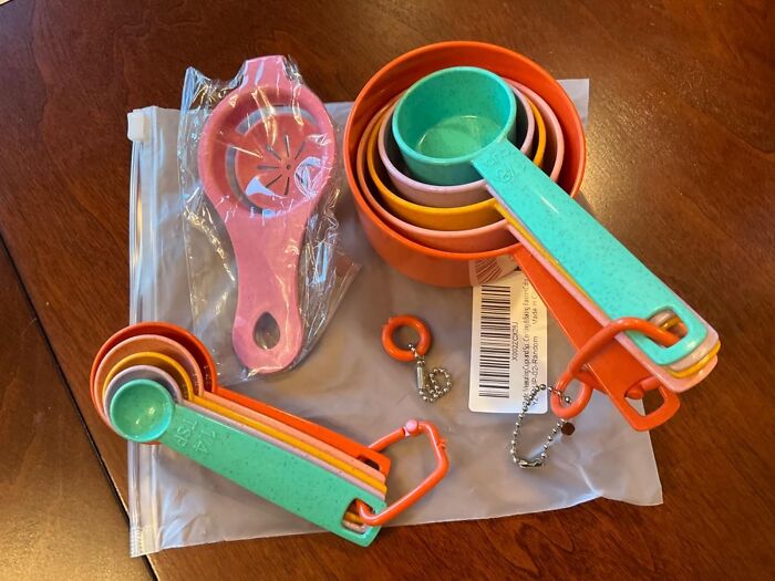 This Colorful Measuring Cups And Spoons Set Will Brighten Up Your Utensil Drawer
