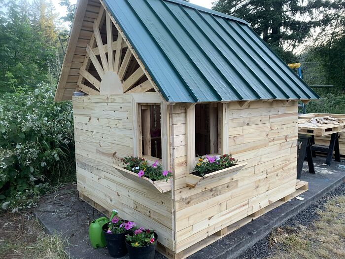 Due To The High Cost Of Wood, I Decided To Make A Play House Entirely Out Of Free Pallets And Free Roofing