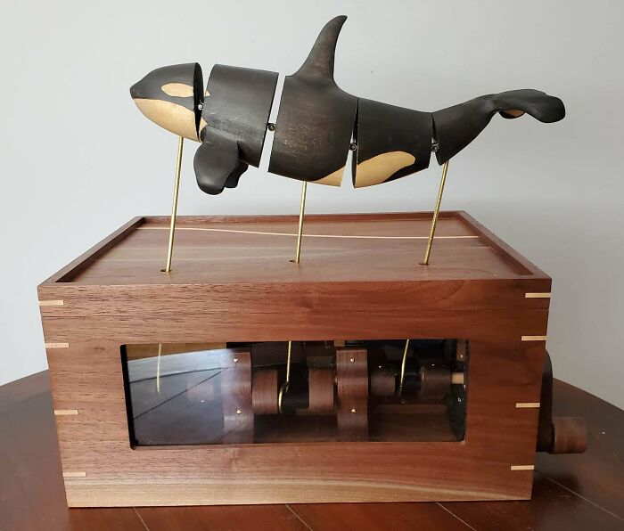 Caja de música con una orca que se mueve