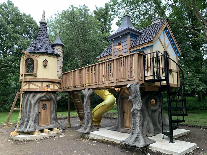 Casa de juegos con la torre de Rapunzel