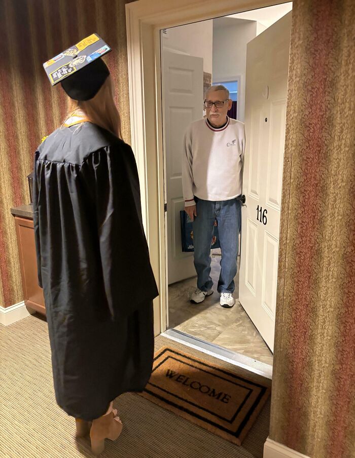 Mi abuelo estaba demasiado enfermo para asistir a mi graduación universitaria, así que lo sorprendí en su casa después de la ceremonia