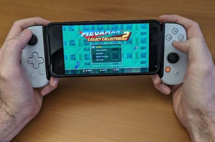 This Mobile Gaming Controller  Turns Your Phone Into A Switch In A Flash
