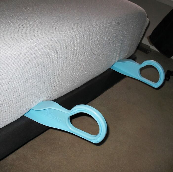 Changing Sheets? Don't Break Your Back! Get The Mattress Lifter & Bed Maker Tool 