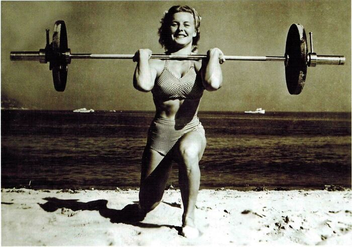 Abbye Stockton Mid Liftting 135 Lbs In The 1940s, She Makes It Look So Easy For Her