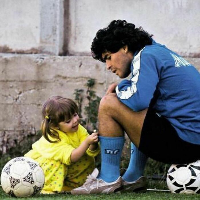 Diego Maradona’s Daughter Dalma Picks Flowers For Her Father Which He Proudly Wears During Training. (1989)