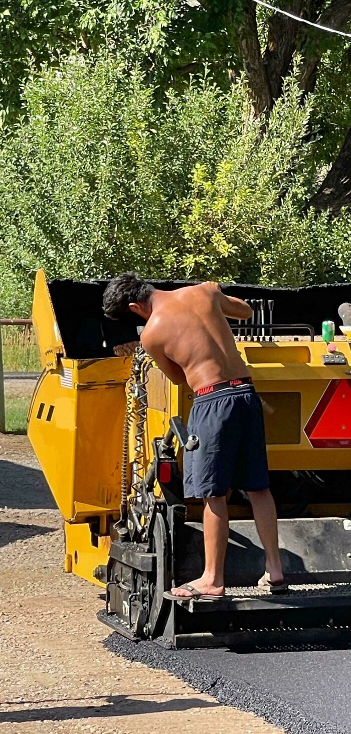 Repavimentación de la carretera frente a la casa de mis padres en el oeste rural