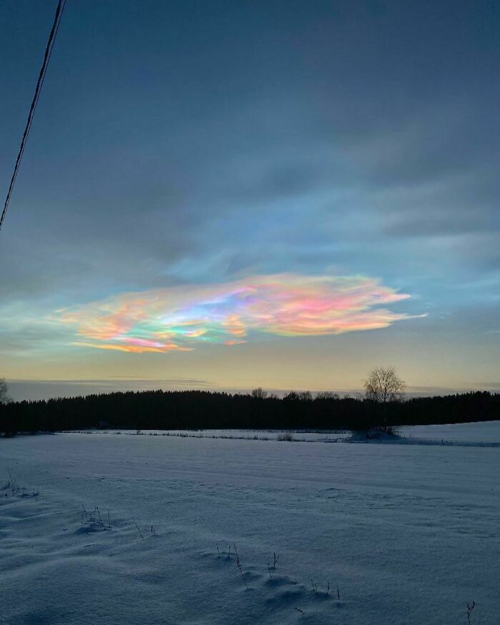 Las nubes iridiscentes son un fenómeno de difracción causado por pequeñas gotas de agua o pequeños cristales de hielo que dispersan la luz individualmente.