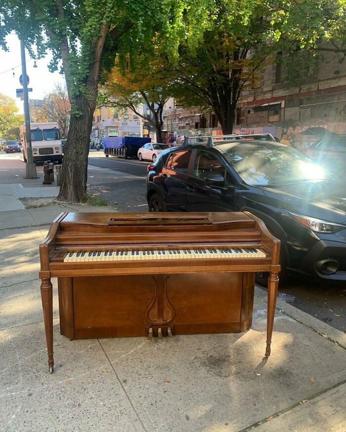 It’s A Perfect Day For A Stoop Concert!! 1297 Bergen. A Wurlitzer With Actual Ivory And Wood Keys