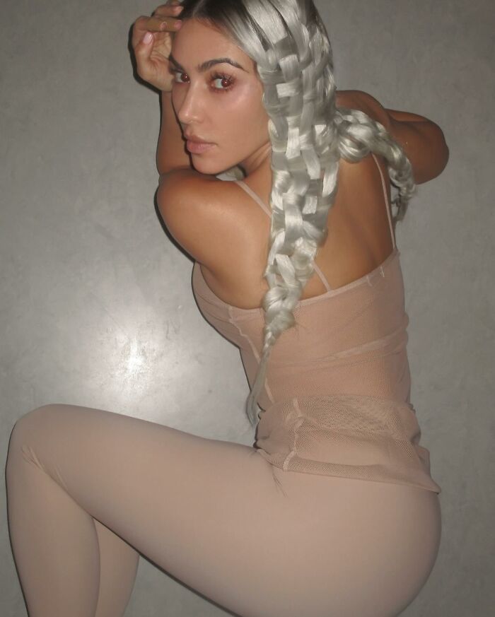 金·卡戴珊 (Kim Kardashian) 因新发型“铂金色篮子辫子”而受到嘲讽