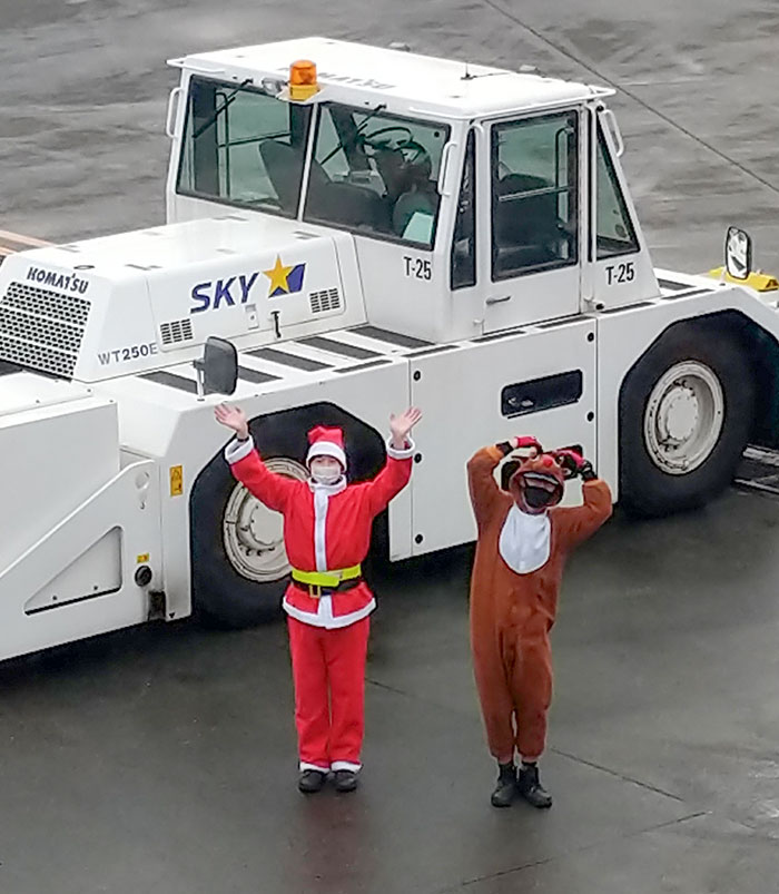 New Chitose, Sapporo Airport Crew Gave Everyone A Warm Welcome Last Christmas