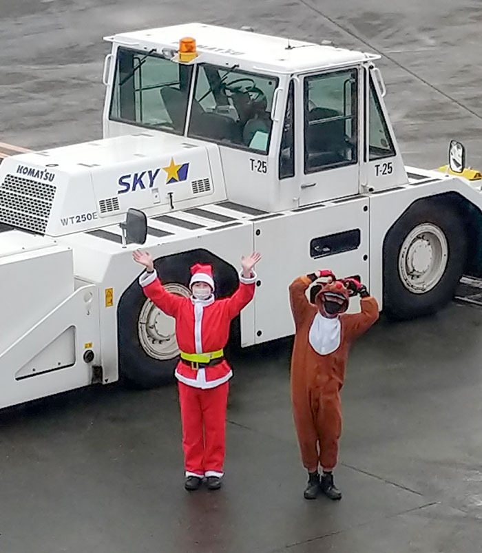 Personal en el aeropuerto de Sapporo dando la bienvenida en Navidad