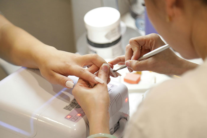 Woman Expects Daughter To Get Cheap Press-On Nails Over Acrylic Ones, Netizens Bash Her