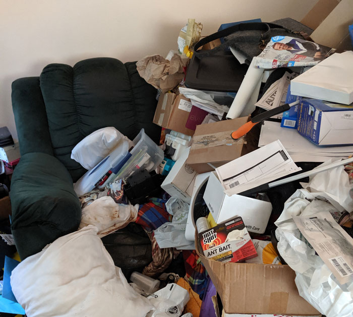 Woman With Kids Jumps At A Chance To Stay At Friend’s House, Is Shocked Seeing How Dirty It Is