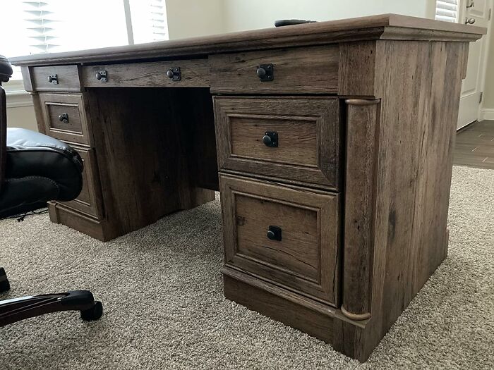 If You Want That CEO Feeling At Home, This Executive Desk Is The Way To Go
