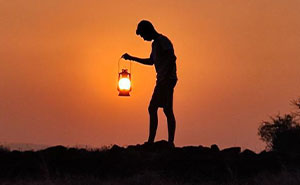 Sunset Stories: 20 Pics Of People’s Silhouettes, Plants And Insects By Aaditya Bhat (New Pics)