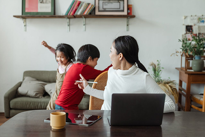 Moms Gang Up On Neighbor To Watch Woman's Kids During Spring Break, Act Crazy When She Says 'No'